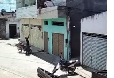 Vídeo: criança pula de sacada e é salva por homem no interior de Pernambuco
