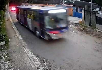 Homem sequestra ônibus após brigar com namorada na zona sul de SP