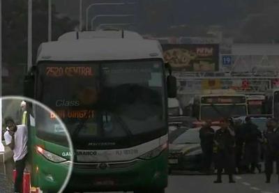 Homem sequestra ônibus na ponte Rio-Niterói e é morto por atirador de elite