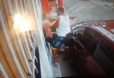 Vídeo: homem tenta matar ex-mulher a facadas em São Paulo