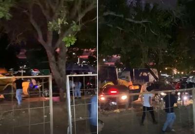 Vídeo: Homem em retroescavadeira arrasta carros e motos após festa no interior do Ceará