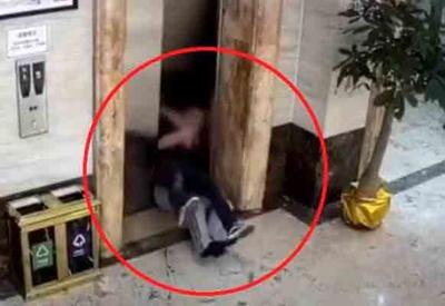 Vídeo: homens bêbados caem em poço de elevador na China
