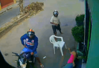 Vídeo: Idoso desmaia ao ser abordado por assaltantes em São Luís (MA)