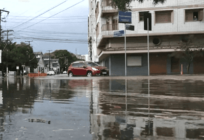 Chuvas e ventos fortes voltam a provocar estragos em Porto Alegre