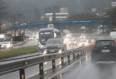 SBT News na TV: Chuva deixa 40 mil imóveis sem energia em SP; RS em alerta para chegada de ciclone