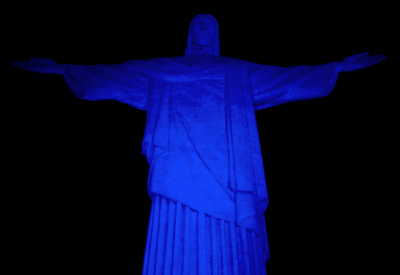 Cristo Redentor é iluminado em homenagem ao Dia do Medicamento Genérico