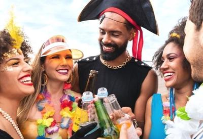 Cuidados no carnaval: mistura de álcool, energéticos e remédios pode levar à intoxicação