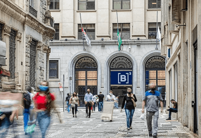 Ibovespa fecha em alta de mais de 1% e retoma os 160 mil pontos