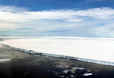 Iceberg gigante se rompe após atingir águas rasas no Atlântico Sul