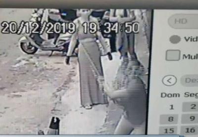 Idosa é agredida a vassouradas por vizinha em Taboão da Serra, SP