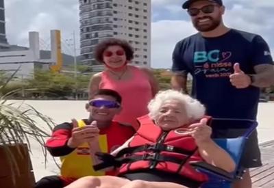 Idosa de 97 anos realiza sonho de tomar banho de mar no aniversário