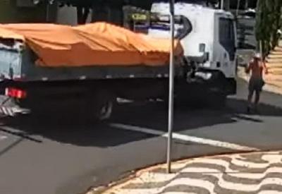 Motorista de caminhão que arrastou e matou idoso se entrega