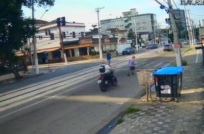 Idoso morre após ser atropelado por moto no litoral de SP; imagens mostram fuga de piloto
