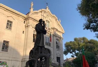 Festa Junina em Lisboa com Santo Antônio, noiva e casamento coletivo