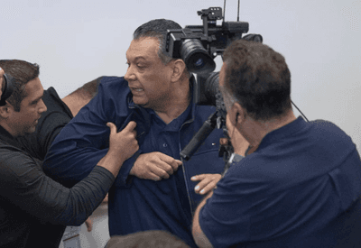 Senador democrata é algemado durante coletiva do governo Trump; veja vídeo 