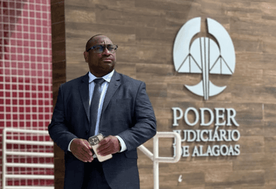 Advogado e influenciador João Neto deixa a prisão em Alagoas; registro dele na OAB está suspenso 