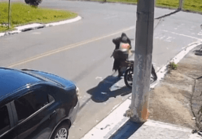 Mulher fantasiada de "morte" incendeia moto e foge em Caçapava, interior paulista 
