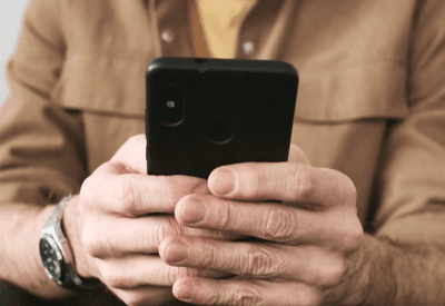 Uso do celular no trabalho: empresas impõem limites e funcionários recorrem à Justiça