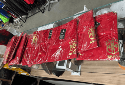 Polícia apreende camisetas vermelhas da seleção brasileira no Brás 