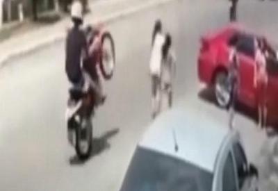 Motoqueiro atropela mulher ao empinar moto e perder controle