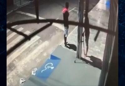 Vídeo: homem de apenas uma perna escala poste para furtar loja