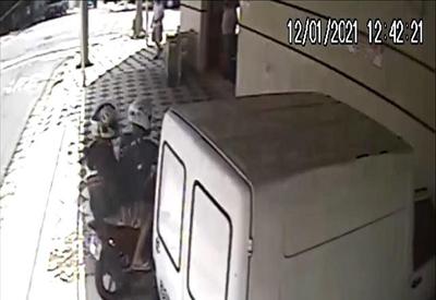Pai e filho são baleados durante tentativa de assalto a mercearia