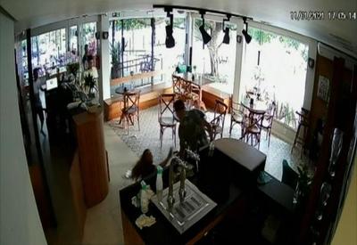 Vídeo: mulher é esfaqueada pelo ex-namorado dentro de restaurante