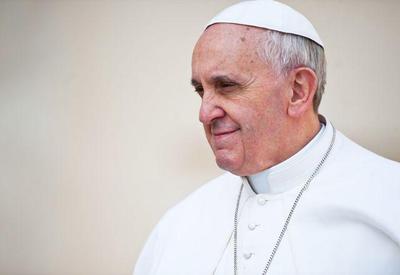 Papa Francisco visita a L'Aquila e elogia pontífices que renunciaram