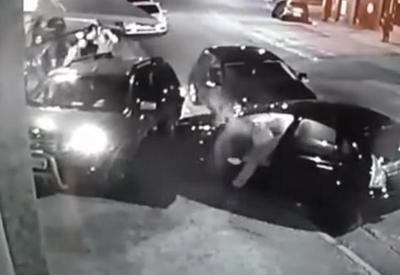 Homem joga carro contra veículo da ex e sai com barra de ferro