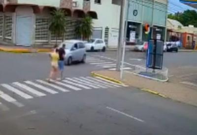 Vídeo: casal com criança de colo é atropelado na faixa de pedestres