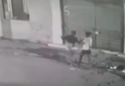 Vídeo: mulher dá golpe de espeto e rival fica gravemente ferida