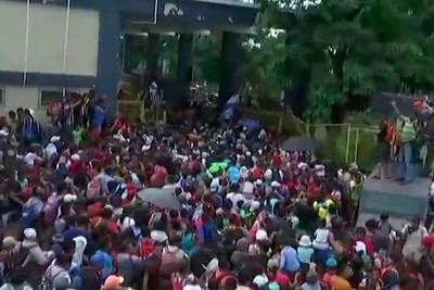 Imigrantes hondurenhos furam bloqueio e entram ilegalmente no México
