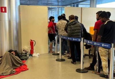 Quase 400 imigrantes estão retidos no aeroporto de Guarulhos