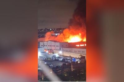 Incêndio de grandes proporções atinge galpão na zona leste de SP
