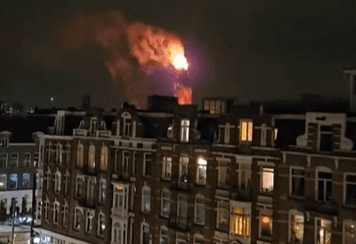 Incêndio destrói parte de igreja histórica em Amsterdã