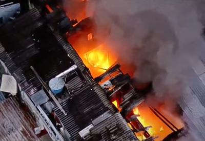 Incêndio atinge galpão na região central de São Paulo