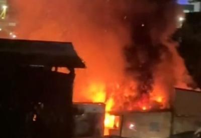 Incêndio atinge sete casas e deixa mãe e filho mortos em Manaus