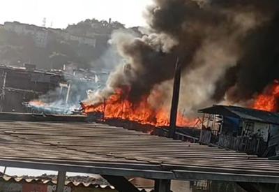Incêndio atinge imóveis em Santos, no litoral de São Paulo