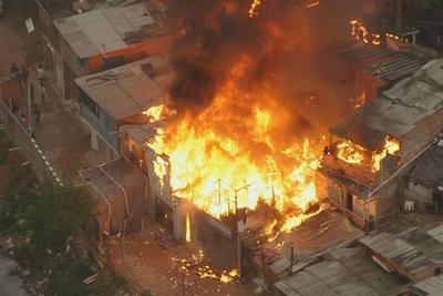 Incêndio atinge favela na zona norte de São Paulo