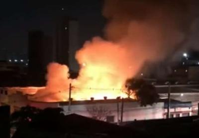 Incêndio de grande proporção destrói fábrica de tecidos em SP