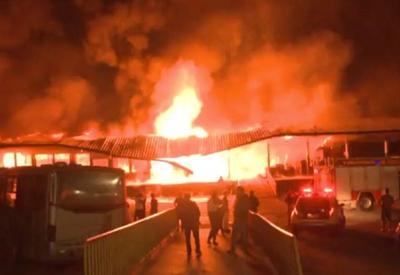 Incêndio destrói mais de 40 boxes do Ceasa em Curitiba; operação está mantida