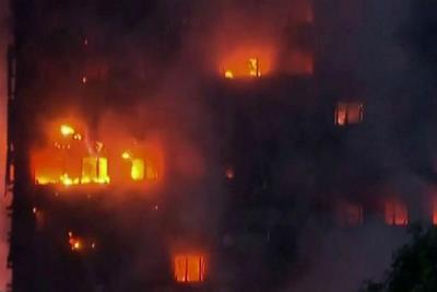 Incêndio destrói edifício com mais de 100 apartamentos em Londres