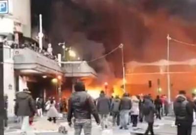 Incêndio durante protesto contra cantor congolês fecha estação de Paris