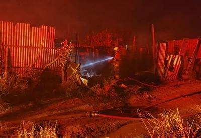 Incêndio em barraco de madeira mata 5 pessoas em Planaltina (DF); 3 vítimas eram crianças