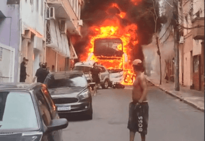 Ônibus com estudantes pega fogo em Porto Alegre (RS)