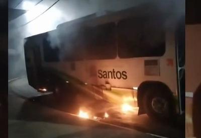 Ônibus são incendiados em Santos (SP), e motorista fica ferido