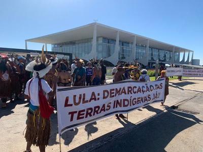 Indígenas protestam contra Lula, exigem demarcação e solução para violência em territórios na Bahia