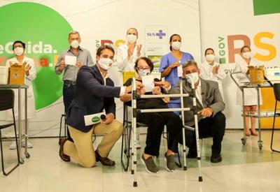 Cinco gaúchos recebem as primeiras vacinas no Rio Grande do Sul
