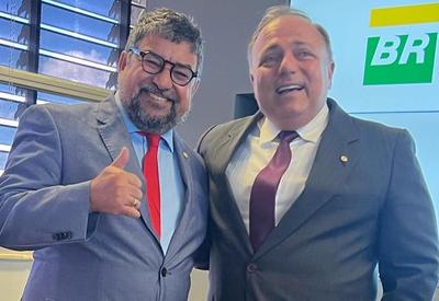 Vice-presidente do PT publica foto com Pazuello e recebe críticas