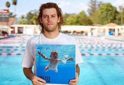 Bebê do álbum "Nevermind", do Nirvana, volta a processar banda